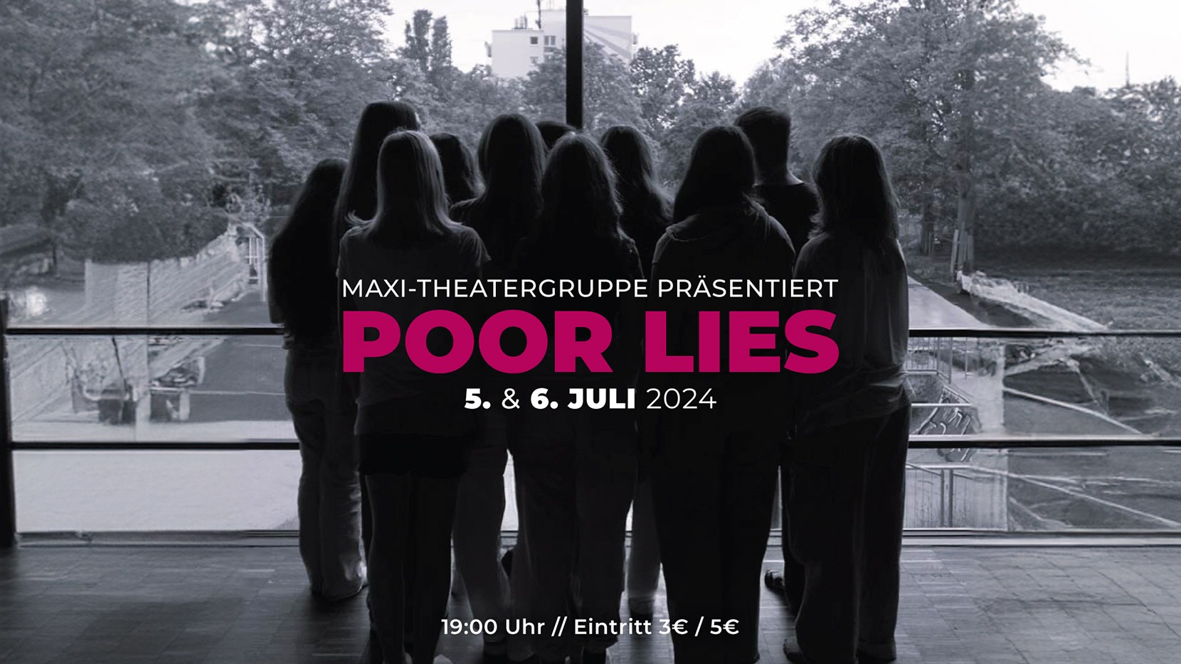 Theatergruppe (schwarzweiß) mit Blick aus dem Theaterraum - mit Titel