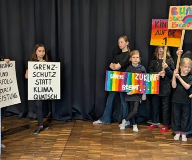Mini- und Medithatergruppe mit Plkaten