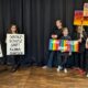 Mini- und Medithatergruppe mit Plkaten