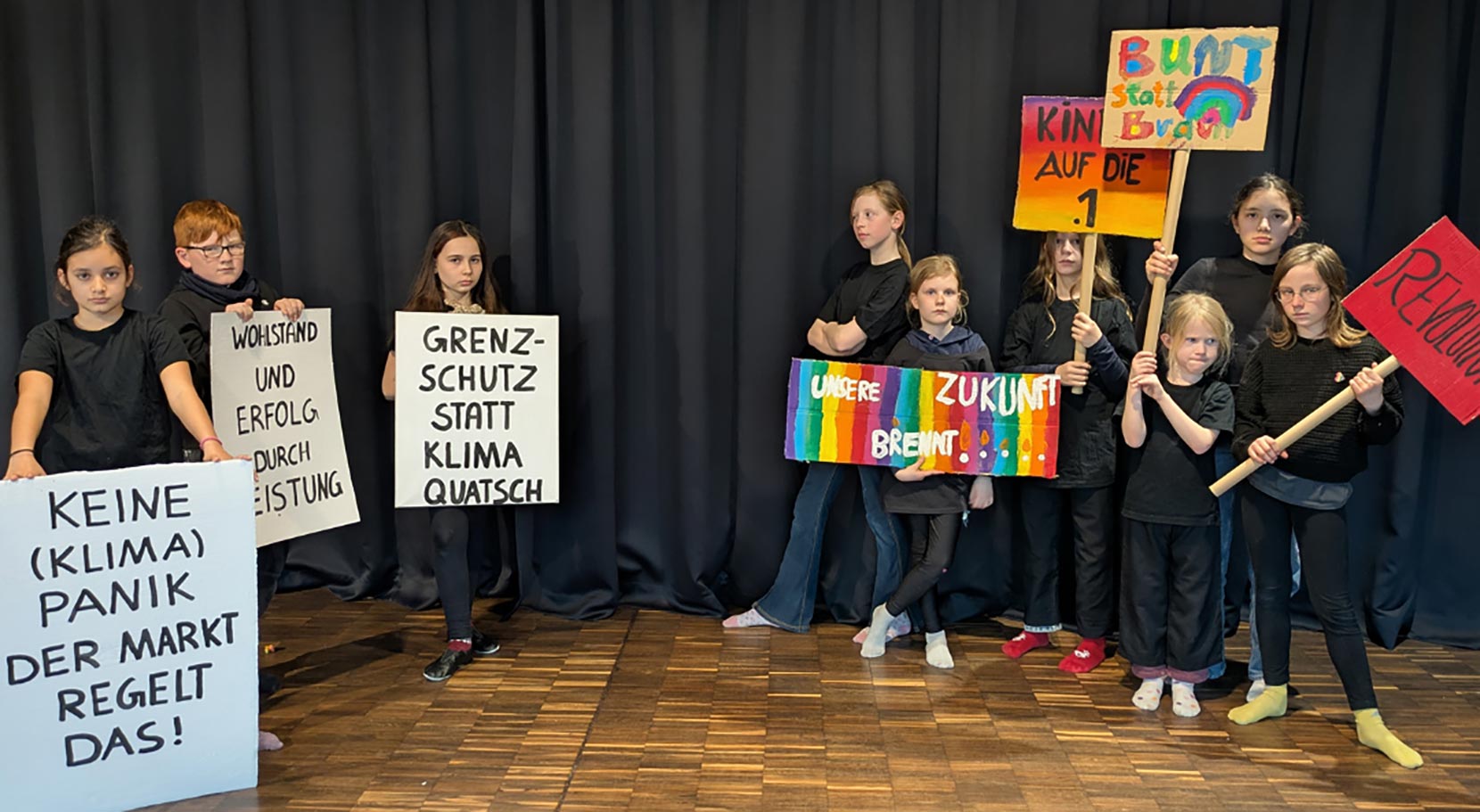 Mini- und Medithatergruppe mit Plkaten