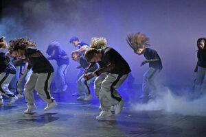 Tanzgruppe auf der Bühne