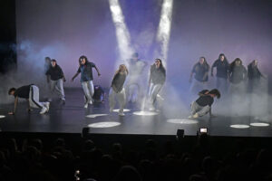 Tanzgruppe auf der Bühne
